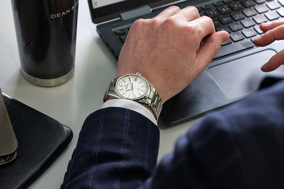 誠実な印象のある「SLGA009」は、ビジネスシーンに似合う時計だ。
