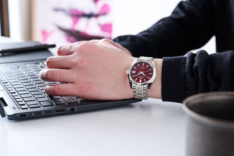 If you want to highlight the beauty of red, try a simple arrangement.