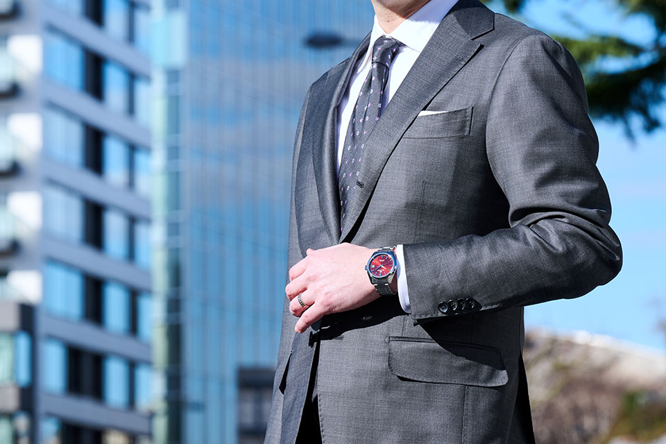 If you want to take advantage of the uniqueness of red dial, a suit in a calm color like gray would be perfect.