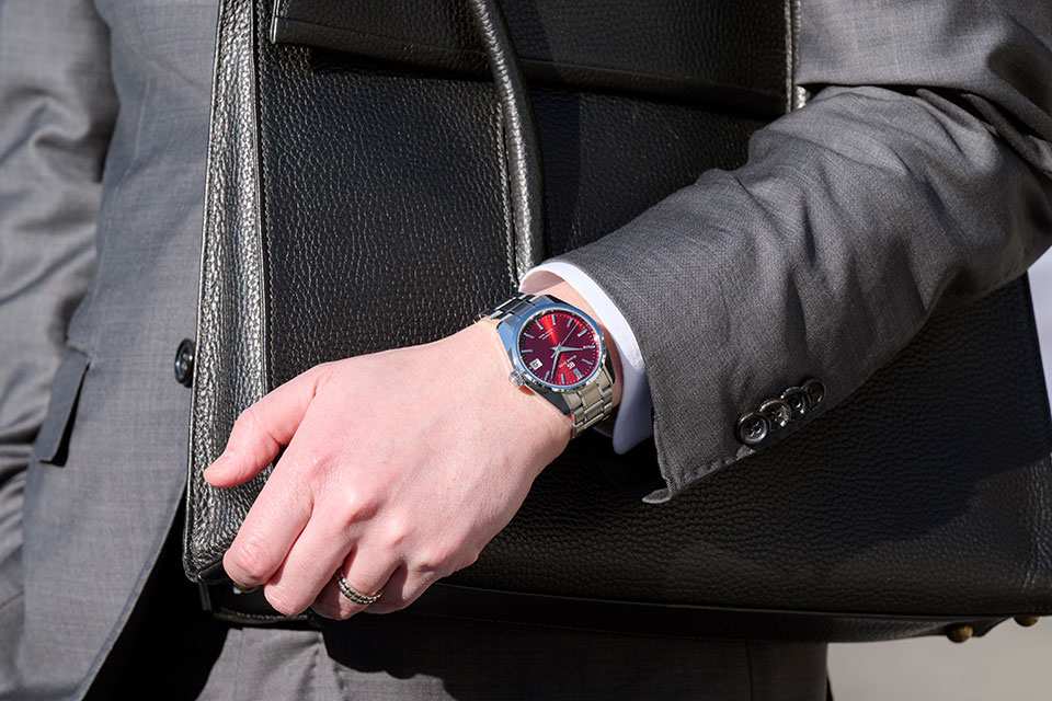 If you want to take advantage of the uniqueness of red dial, a suit in a calm color like gray would be perfect.