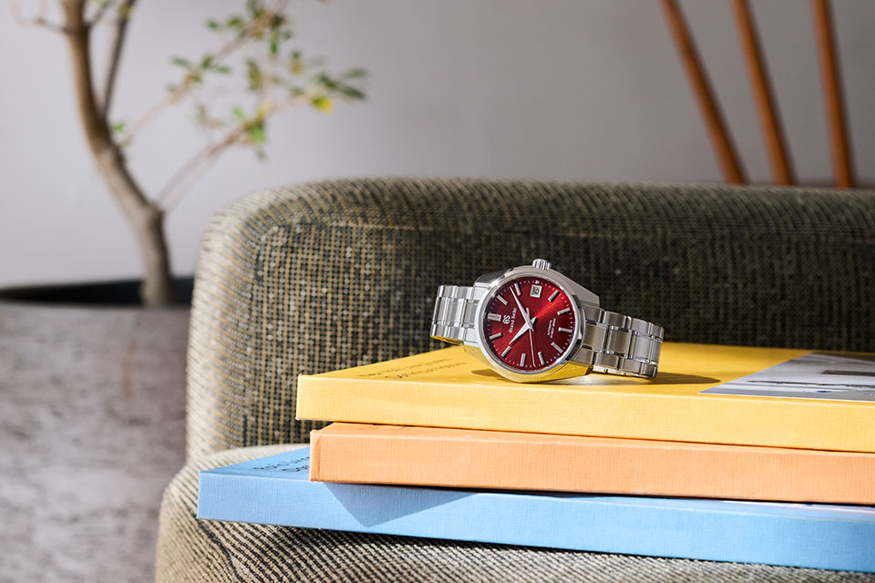 For the active man who collects information even on his days off, the sentimental red Grand Seiko suits him well.