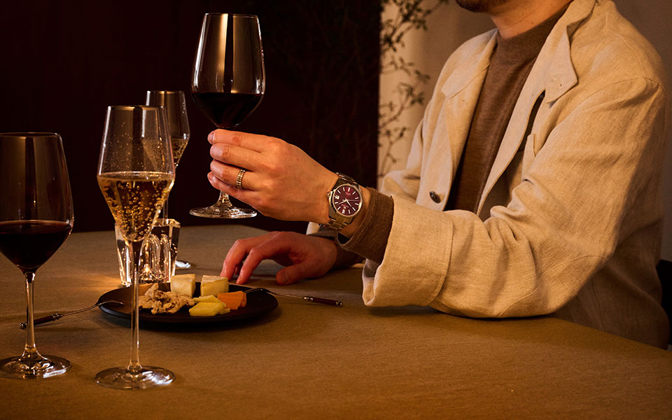 A red clock looks elegant in a restaurant with limited brightness, so it can create an intellectual mood rather than a glamorous one.