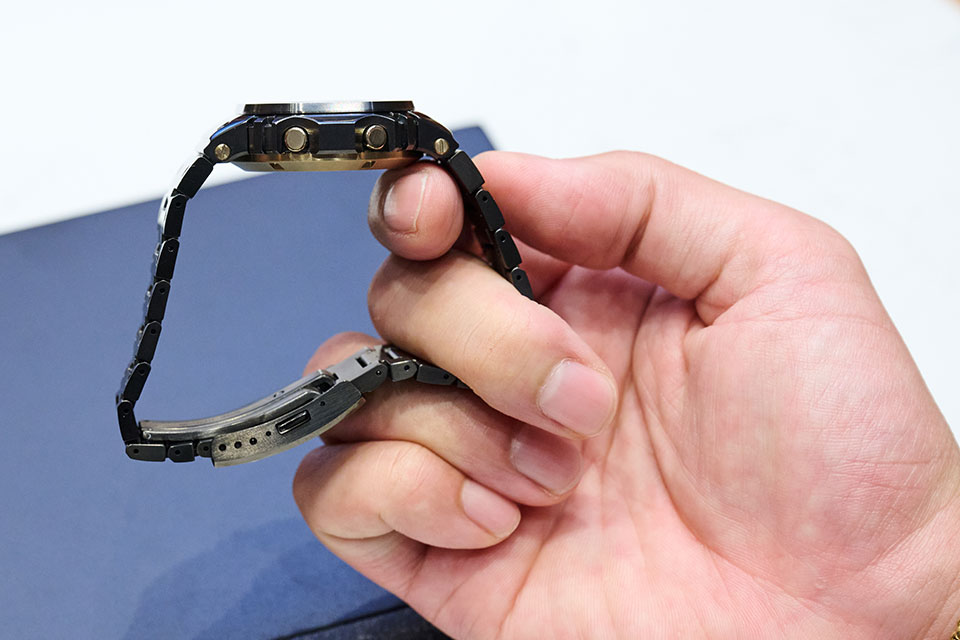 ベゼルサイドの鏡面仕上げなど、素材の特性に合わせた仕上げを行うことで、ブラックの中に立体感をつくりだす。