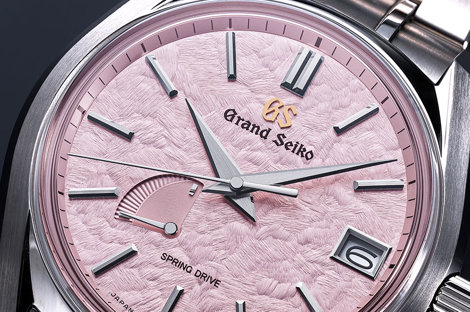 「Heritage Collection SBGA443」。二十四節気のひとつで、昼が長くなりはじめる節目でもある「春分」を過ぎると日本は桜の季節。このモデルでは、風で散った桜が水面に浮かんでいる「花筏(はないかだ)」の様子をダイヤルに表現。柔らかなピンク色が美しい。スプリングドライブ 自動巻(手巻つき)、ブライトチタンケース、ケース径40mm。946,000円(税込)