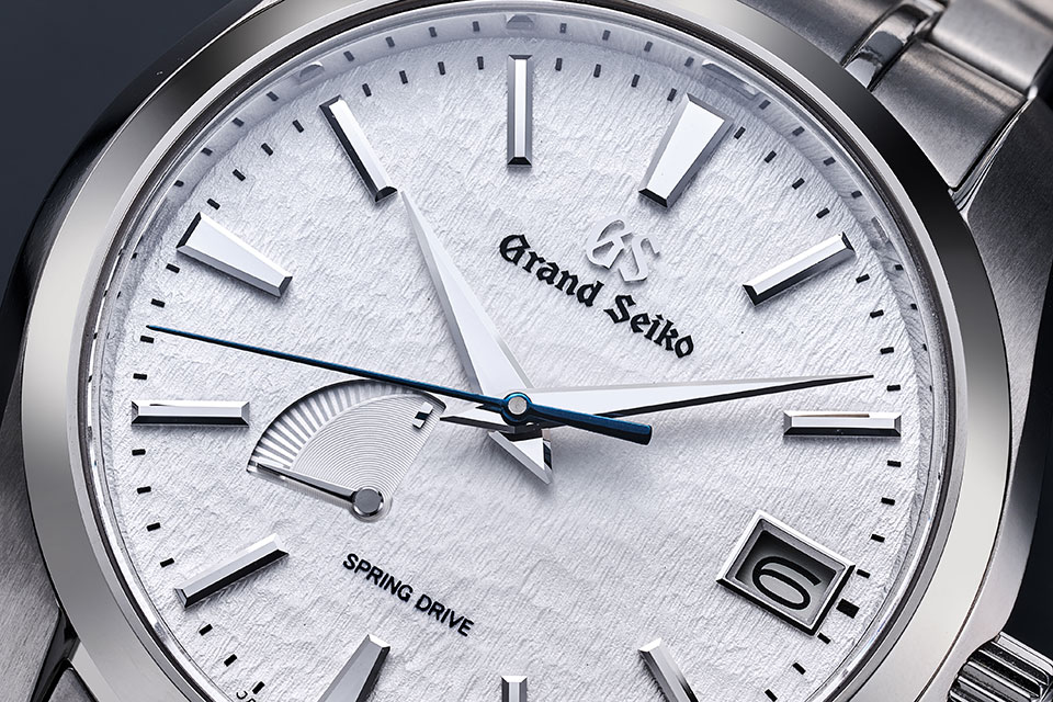 「Heritage Collection SBGA211」。雪に覆われた厳冬期の穂高連峰では、積もった雪が寒風にさらされ、美しい風紋をつくる。そんな情景を映し出す雪白パターンのダイヤルは、繊細な表情が魅力だ。2017年にデビュー以来人気を集めるロングセラーモデル。スプリングドライブ 自動巻(手巻つき)、ブライトチタンケース、ケース径41mm。902,000円(税込)