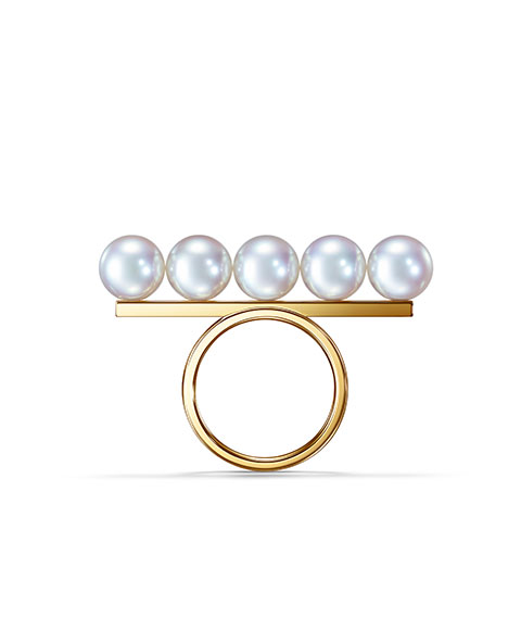 TASAKIのアイコンとなった「balance signature ring」。形や大きさ、光沢などがすべてそろったパールのみを使用しており、端正な美しさにまとめる。価格：555,500円(税込)