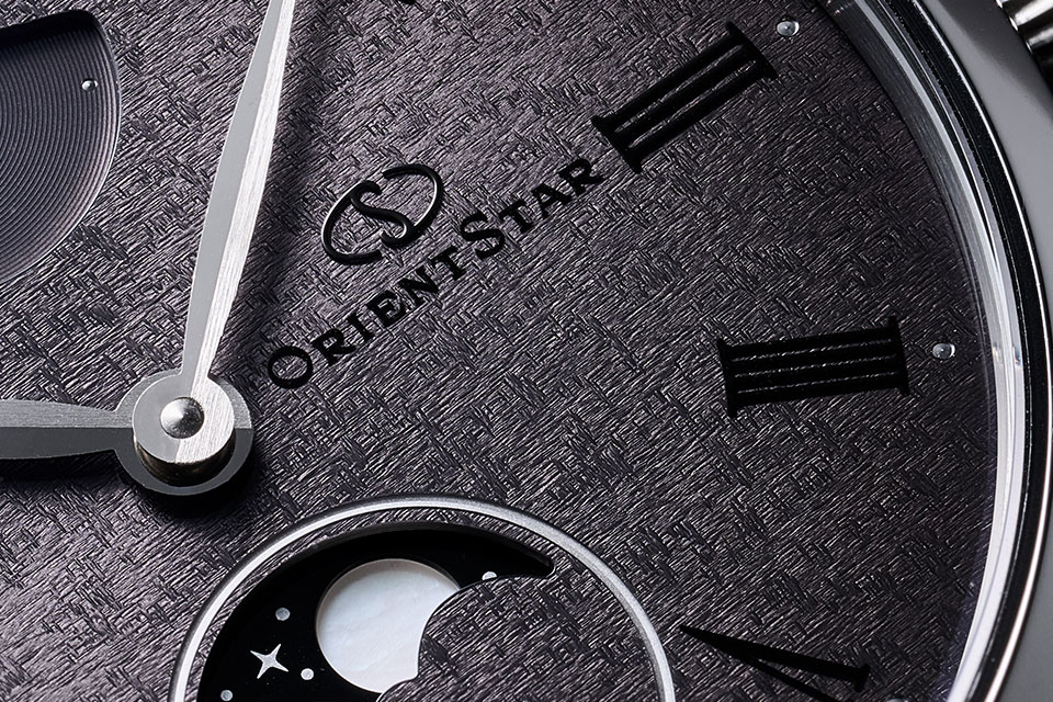 細かな型打ち模様が施された限定モデルのダイアル。これは宇宙に浮かぶ星々を表現した意匠で、光が入る角度によってダイアルの表情を変えるため、まるで掩蔽の夜空のような、幻想的な雰囲気が楽しめる。