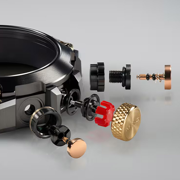 操作性に優れる大型のボタンやリューズには耐衝撃構造「クラッドガード構造」を採用。G-SHOCKらしいタフネスさを実現させた。