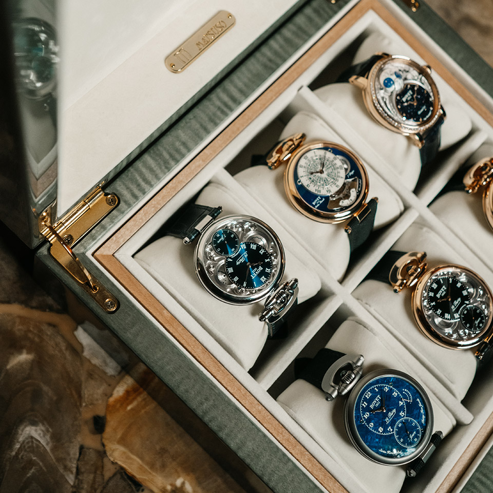 こちらはややコンパクトな6本入りのモデル。シカモア独特のトラ杢（虎を思わせる独特の模様）と落ち着いた雰囲気の緑がかったグレーの着色が、鏡面仕上げのポリエステル塗装を通して強烈な印象を与えてくれる。協力：ボヴェ 1822 ジャパン