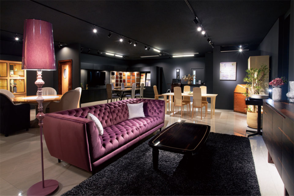 2021年に開設された「松創」のショップ兼ショールームである「GINZA松創」。長い伝統に培われた高度な技術を用いた家具のオーダーから、インテリア全般についてのアドバイスなども受けることができる。現在、高級木製時計ケースのオーダーを常時、受け付けている唯一のスポットでもある。