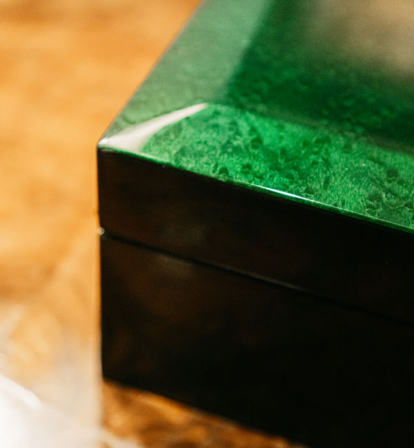 バーズアイメープルの突板を精密に張り合わせることで、角の稜線もくっきりと際立って表現されている。この鮮烈なグリーンは「MP-09」という品番。見るからに高級感溢れる木製時計ケースの逸品である。