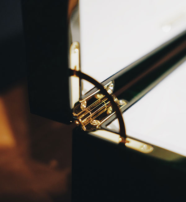 蓋の開閉を司るヒンジ（蝶番）にも、最上級のものが採用されている。ゴールドにプレートされたヒンジが鮮やかなカラーと相まって、高級感をより一層、盛り上げてくれる。