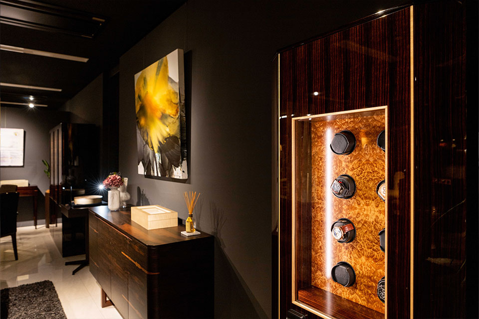 「銀座松創」を設立したことで、顧客からの要望を受けて受注が増加した時計ケース。「松創」ではコレクションの保管だけでなく、自動巻きモデルの巻き上げも行えるワインダー装備の豪華な時計キャビネットなども製造している。