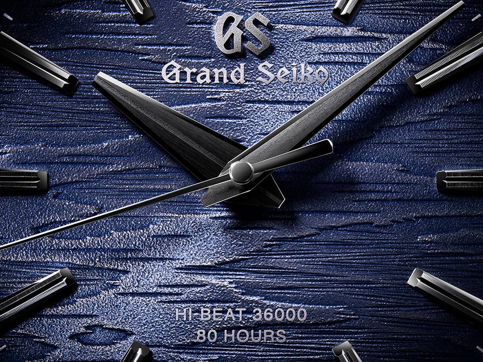 型打ちされたダイヤルに下地めっきを行い、その上からブルーの塗装を加える。最後にトップ塗装で仕上げて、美しい表現を引き出す。