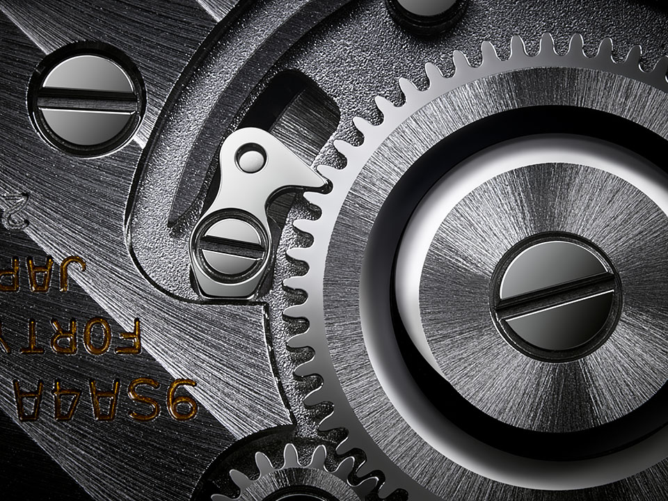 キャリバー9SA4は、多くの手仕事から生まれる高性能手巻きムーブメント。ハイビートによる高い精度や最大80時間のロングパワーリザーブも魅力だ。