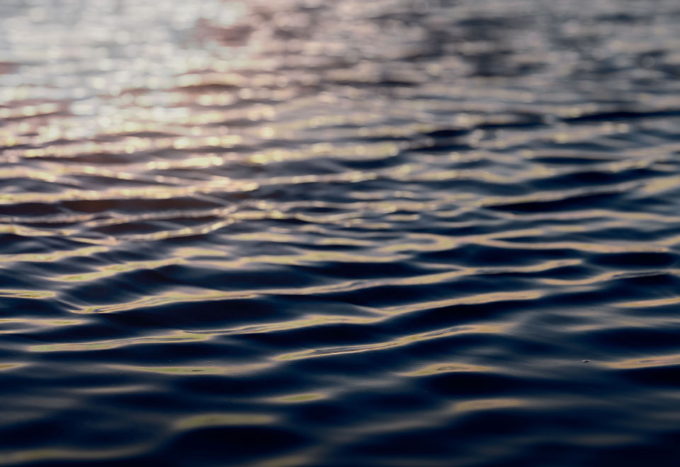 諏訪湖の穏やかな水面は、人の心を癒す風景でもある。