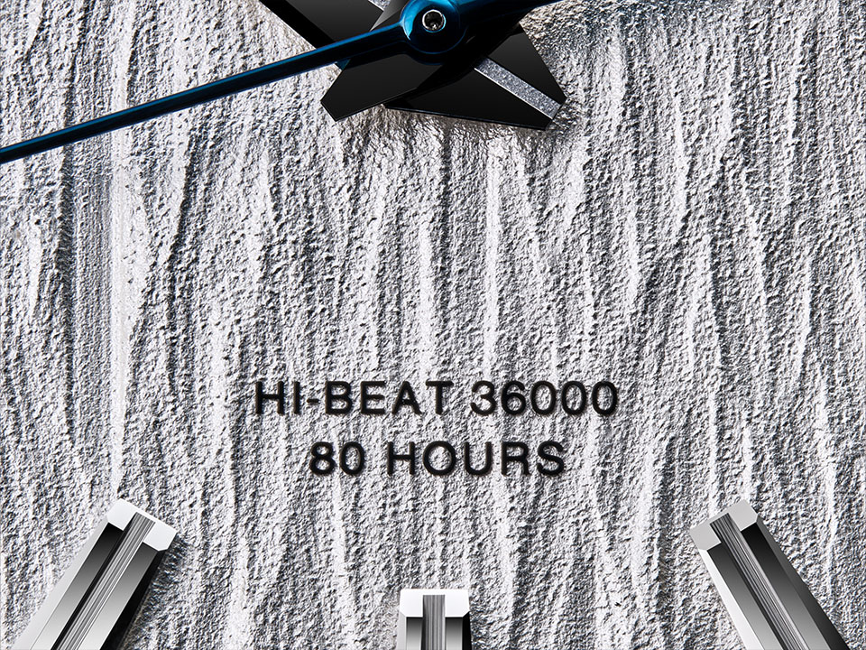 ダイヤルは型打ちのデザインや深さだけでなく、型打ち後に縦筋目を入れることで、シルバー色が強くみえる。