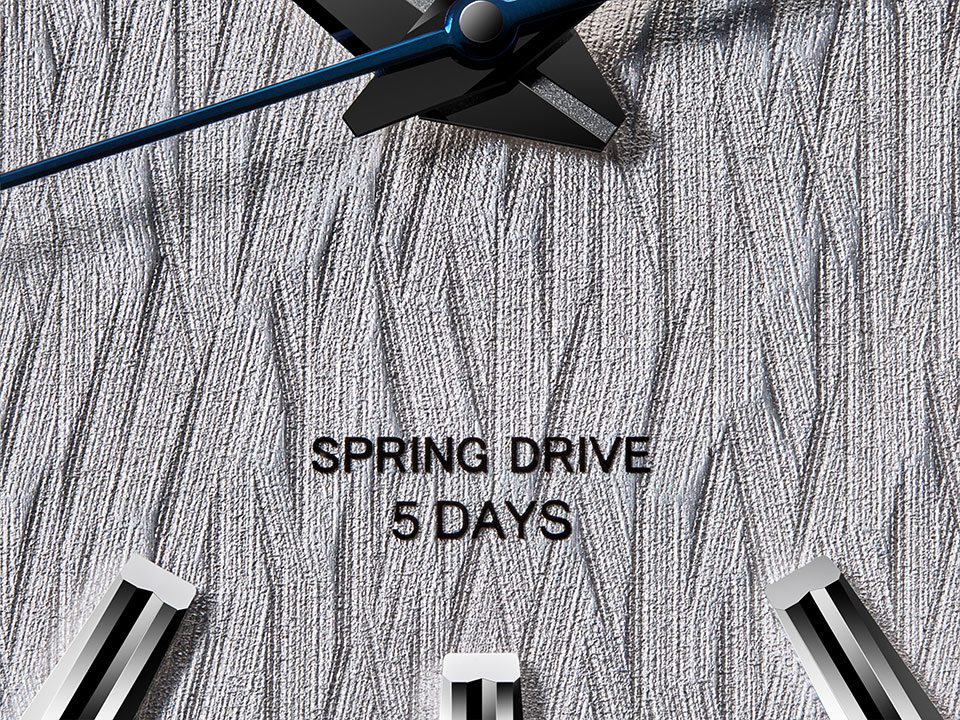 彫金技術を応用して製作した金型を使用し、型打ちは1度のみ。そのため白樺の表情は繊細だ。さらにホーニングという加工を施すことで、やや白味が強まってくる。