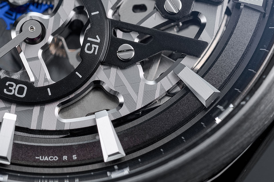 Cal.F8B65の表裏には、メテオライトの結晶構造をリアルに表現。これは、1000兆分の1秒という極めて短いパルスを照射して微細な加工を行う、フェムト秒レーザーを駆使することで実現した。