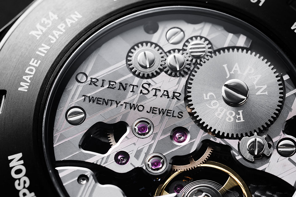 Cal.F8B65の表裏には、メテオライトの結晶構造をリアルに表現。これは、1000兆分の1秒という極めて短いパルスを照射して微細な加工を行う、フェムト秒レーザーを駆使することで実現した。