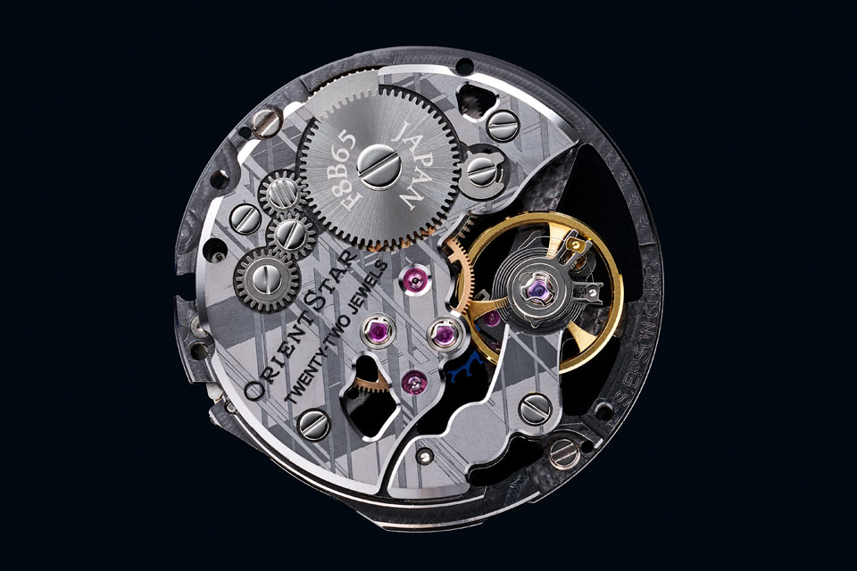 搭載されているのは、ブリッジにメテオライト調の仕上げが加えられた特別仕様の手巻きムーブメントCal.F8B65。