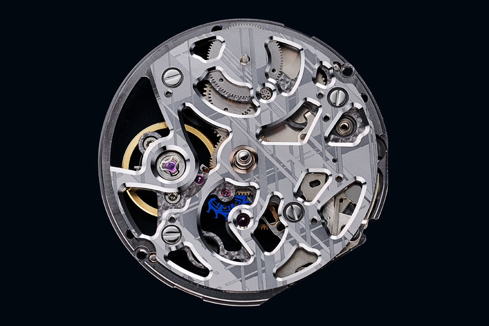 搭載されているのは、ブリッジにメテオライト調の仕上げが加えられた特別仕様の手巻きムーブメントCal.F8B65。
