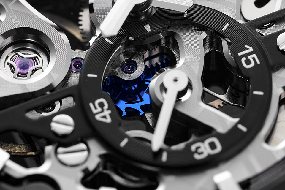 搭載されているのは、ブリッジにメテオライト調の仕上げが加えられた特別仕様の手巻きムーブメントCal.F8B65。