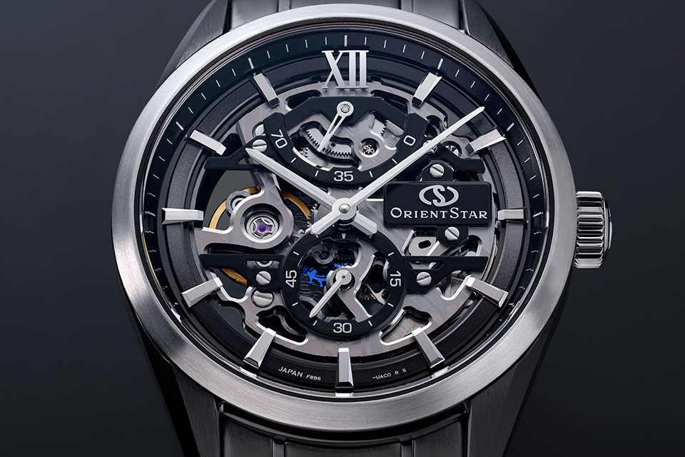 スケルトンデザインを採用しながらも、インデックスと時分針をしっかりと立たせたことにより、視認性を高めている。