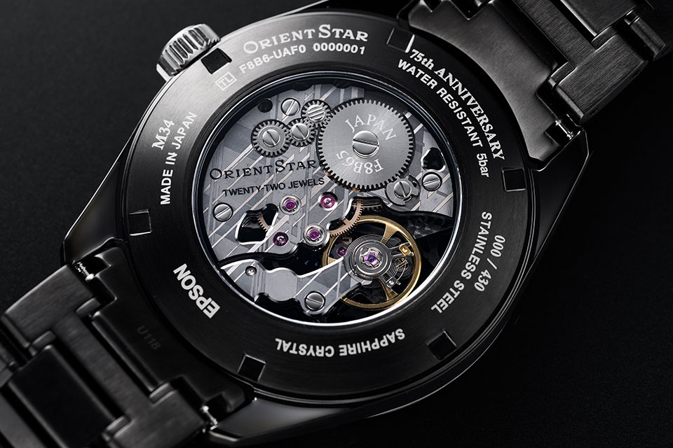 「75th ANNIVERSARY」の文字とシリアルナンバーが刻まれたケースバック。サファイアクリスタルを通して、ムーブメントに施された、ユニークなメテオライト調のパターンも眺められる。