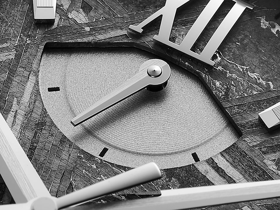 ダイアル12時側のパワーリザーブ表示は、メインダイアルとは別の文字盤を貼り合わせたもの。ダイアルに奥行きを与えるとともに、読み取りやすくしている。