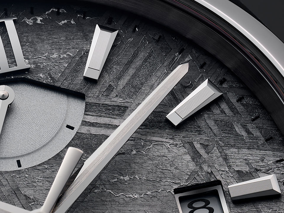 インデックス、時分針ともに、天面と斜面で仕上げ分けする丁寧なクリエイションが確認できる。いずれのエレメントも、斜面をポリッシュで仕上げているため、文字盤の中で存在感を高め、時刻が読み取りやすくなっている。