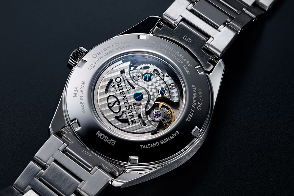 記念モデルにふさわしく、「75th ANNIVERSARY」の表記とシリアルナンバーが刻まれたケースバック。ブリッジに施されたペルラージュ模様やローターのコート・ド・ジュネーブなど、丁寧な仕上げも確認できる。