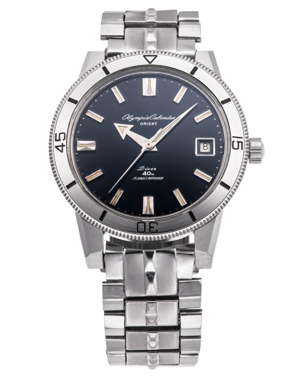 1964年に発売されたオリエントのファーストダイバーズ・ウォッチ『オリンピアカレンダー ダイバー』。わずか1年ほどで後継機種の自動巻きモデルに交代したため、今では非常にレアなアイテムとなっている。防水性能は40m。当時は明確な規定がなく、高機能な防水時計を“ダイバー”と呼んでいた。