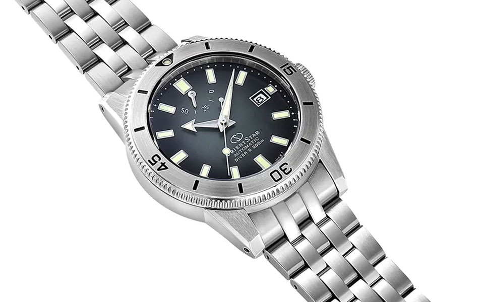 ファーストモデルゆずりのスッキリとしたシンプルな外観を継承しつつ、現代のウォッチに不可欠な高度な機能とタフさを兼備する『M42 ダイバー1964 1st エディション F6 デイト 200m』の最新モデル。ブルーグレーグラデーションの文字板が美しい世界限定700本のレア・モデルである。