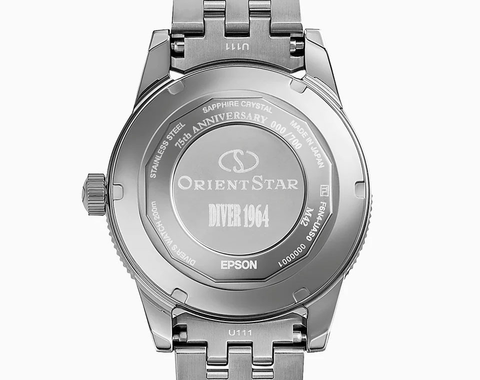 ねじ込み式のケースバックでISOの200m空気潜水用防水時計の基準に準拠。このケースバックにはオリエントスターとモデル名の他、限定モデルであることを示すシリアルナンバーなども刻印されており、このモデルの由緒とステイタスを表現する。