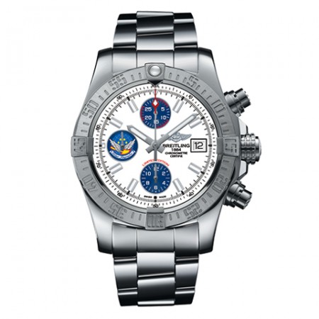 型番:A339ABIPSS<br />
ケース径:43mm<br />
防水機能:300m<br />
ムーブメント:自動巻き<br />
<br />
<br />
価格:726,000円(税込)<br />
<br />
<br />
スタッフの一言:<br />
<br />
自衛隊の曲技飛行チーム「ブルーインパルス」とのコラボで生まれた爽やかなホワイトとブルーを差し色にしたアベンジャーⅡです