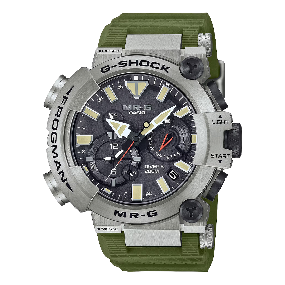 型番:MRG-BF1000RG-3AJR<br />
ケース径:49.7mm<br />
防水機能:200m潜水用防水<br />
ブルートゥース搭載電波ソーラー<br />
<br />
<br />
価格:572,000円(税込)<br />
<br />
<br />
スタッフの一言:<br />
<br />
世界最大のカエル「ゴライアスガエル」をモチーフにした本格的ダイバーズウォッチモデル<br />
<br />
迫力のあるデザインですが、チタン製なので見た目と違い軽さのあるのが特徴です<br />
<br />
ミリタリーテイストのアイテムが好きな方におススメしたい1本です<br />
<br />
<br />
お問い合わせやご予約などは、こちらをクリックしてください↓<br />
https://kobayashi-tokeiten.com/inquiryform/<br />
「グレッシブを見た」と型番などの記載もお願いします<br />
グレッシブ担当宛でご連絡いただけると、よりスムーズな対応をさせていただきます
