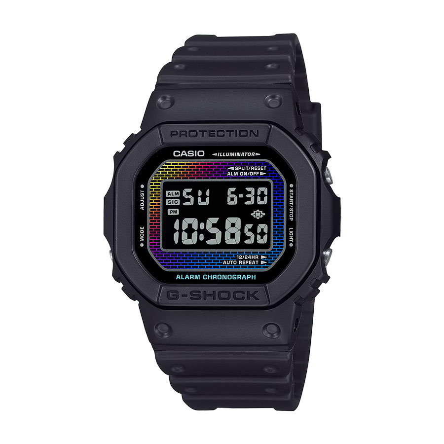 型番:DW-5600RW-1JF<br />
ケース径:42.8mm<br />
防水機能:20気圧<br />
クォーツ<br />
<br />
<br />
価格:16,500円(税込)<br />
<br />
<br />
スタッフの一言:<br />
<br />
文字盤にレインボーカラーのグラデーションを使用したこれぞGショックといえるモデル<br />
<br />
全体をブラックに染め上げた中に映えるレインボーはカッコいいんです<br />
<br />
Gショックをファッションアイテムとして使用したいと思っている方におススメの1本です<br />
<br />
<br />
お問い合わせやご予約などは、こちらから↓<br />
https://kobayashi-tokeiten.com/inquiryform/<br />
「グレッシブを見た」と型番などの記載もお願いします<br />
グレッシブ担当までご連絡いただけると、よりスムーズな対応をさせていただきます