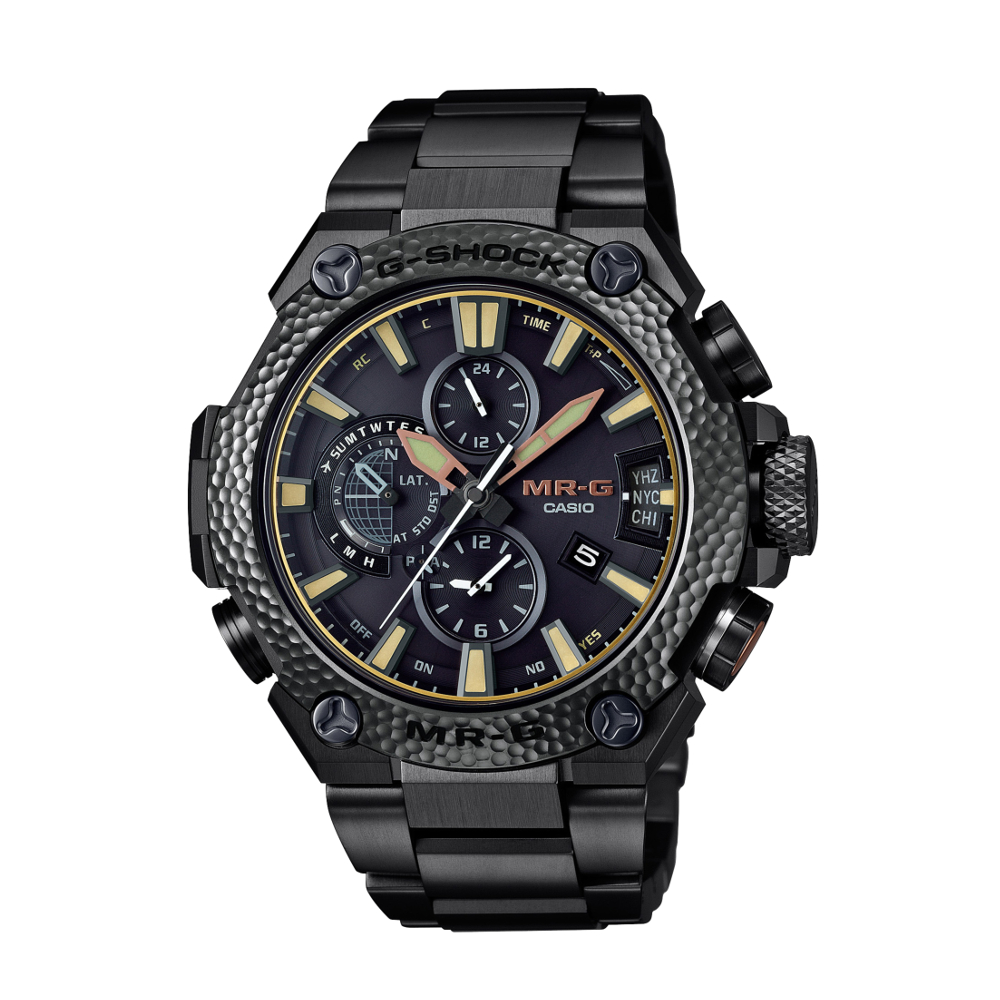 型番:MRG-G2000HB-1AJR<br />
ケース径:49.8mm<br />
防水機能:20気圧<br />
ブルートゥース搭載GPS電波ソーラー<br />
<br />
<br />
価格:605,000円(税込)<br />
<br />
<br />
スタッフの一言:<br />
<br />
日本の伝統技法「槌起」を使用したGショックの最高峰モデル<br />
<br />
見た目の迫力と違い、チタンならではの軽さを持っているので装着感がいい時計です<br />
<br />
ワンランク上の大人のGショックを選んでみたい方におススメのモデルです<br />
<br />
<br />
お問い合わせやご予約などは、こちらをクリックしてください↓<br />
https://kobayashi-tokeiten.com/inquiryform/<br />
「グレッシブを見た」と型番などの記載もお願いします<br />
グレッシブ担当までご連絡いただけると、よりスムーズな対応をさせていただきます