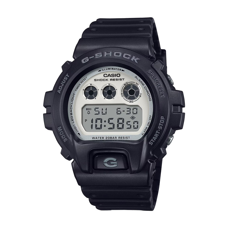 型番:DW-6900WD-1JF<br />
ケース径:50mm<br />
防水機能:20気圧<br />
クォーツ<br />
<br />
<br />
価格:15,400円(税込)<br />
<br />
<br />
スタッフの一言:<br />
<br />
ブランドカラーとなっているブラックに光沢のあるホワイトを組み合わせた、クールな印象のモデル<br />
<br />
モノクロのカラーは落ち着きがあって様々な場面で活躍します<br />
<br />
モノトーンのファッションが好きな方におススメしたい1本です<br />
<br />
<br />
お問い合わせやご予約などは、こちらをクリックしてください↓<br />
https://kobayashi-tokeiten.com/inquiryform/<br />
「グレッシブを見た」と型番などの記載もお願いします<br />
グレッシブ担当までご連絡いただけると、よりスムーズな対応をさせていただきます
