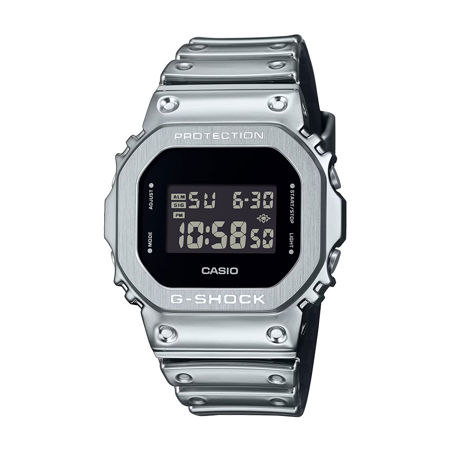 型番: GM-5600YM-8JF<br />
ケース径:43.2mm<br />
防水機能:20気圧<br />
クォーツ<br />
<br />
<br />
価格:37,400円(税込)<br />
<br />
<br />
スタッフの一言:<br />
<br />
やわらかい着け心地とメタルの煌びやかな質感を両立したモデル<br />
<br />
パッと見たときは、メタルかと思うほどつややかで輝きのある樹脂製ストラップが印象的です<br />
<br />
とにかく派手なGショックを着用したいと思っている方におススメしたい1本です<br />
<br />
<br />
お問い合わせやご予約などは、こちらをクリックしてください↓<br />
https://kobayashi-tokeiten.com/inquiryform/<br />
「グレッシブを見た」と型番などの記載もお願いします<br />
グレッシブ担当までご連絡いただけると、よりスムーズな対応をさせていただきます