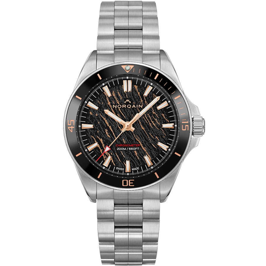 型番: NN1001SC1CA/BG103/150S<br />
ケース径:40mm<br />
防水機能:200m<br />
ムーブメント:自動巻き<br />
<br />
<br />
価格:737,000円(税込)<br />
<br />
<br />
スタッフの一言:<br />
<br />
野心的な行動力と挑戦への情熱を体現し、氷河をイメージしたデザインの3針モデル。<br />
<br />
ブラックに映えるゴールドの模様がカッコよく、ついつい文字盤を魅入ってしまうモデルとなっています。<br />
<br />
お問い合わせやご予約などは、こちらをクリックしてください↓<br />
https://kobayashi-tokeiten.com/inquiryform/<br />
「グレッシブを見た」と型番などの記載もお願いします<br />
グレッシブ担当までご連絡いただけると、よりスムーズな対応をさせていただきます<br />