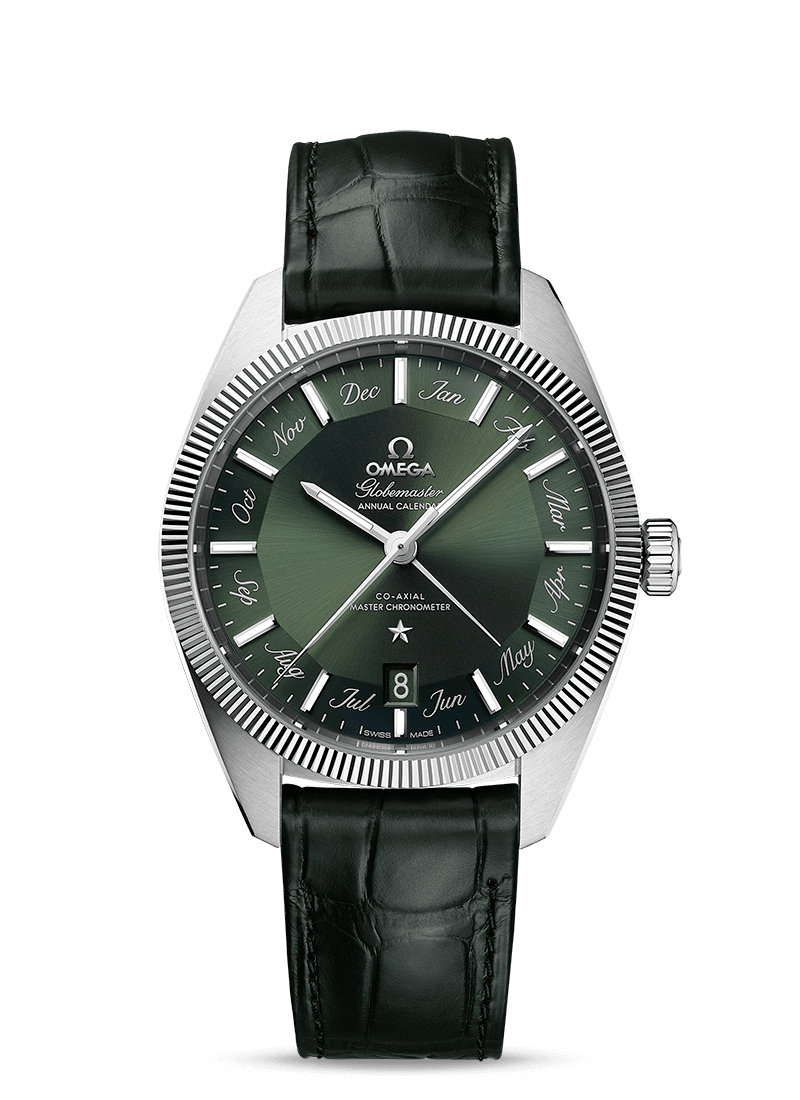 型番:130.33.41.22.10.001<br />
ケース径:41mm<br />
防水機能:100m<br />
ムーブメント:自動巻き<br />
<br />
<br />
価格:1,430,000円(税込)<br />
<br />
<br />
スタッフの一言:<br />
<br />
1952年の最初の「コンステレーション」モデルを彷彿とさせるサンブラッシュ仕上げのグリーンの『パイパン』ダイアルモデル<br />
<br />
モスグリーンの文字盤カラーが渋さを演出してくれている、アニュアルカレンダー仕様となっています<br />
<br />
ドレッシーかつファッション性に富んだ時計をお探しの方におススメしたい1本です<br />
<br />
<br />
お問い合わせやご予約などは、こちらから↓<br />
https://kobayashi-tokeiten.com/inquiryform/<br />
「グレッシブを見た」と型番などの記載もお願いします<br />
グレッシブ担当までご連絡いただけると、よりスムーズな対応をさせていただきます<br />