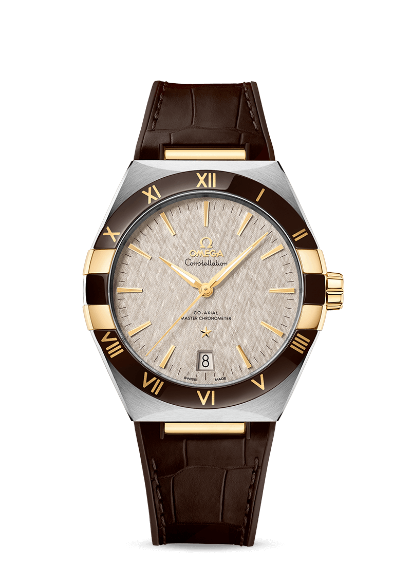 型番:131.23.41.21.06.002<br />
ケース径:41mm<br />
防水機能:5気圧<br />
ムーブメント:自動巻き<br />
<br />
<br />
価格:1,551,000円(税込)<br />
<br />
<br />
スタッフの一言:<br />
<br />
時計本体に施されたハーフ ムーンと4つの爪が印象的なオメガを代表するシリーズのモデル。<br />
<br />
グラデーションがかったダークグリーンの文字盤と、ブラック&ゴールドの色使いがオシャレかつカッコいいですよ。<br />
<br />
スーツ姿に着用するオシャレな時計をお探しの方におススメしたい1本<br />
<br />
<br />
お問い合わせやご予約などは、こちらから↓<br />
https://kobayashi-tokeiten.com/inquiryform/<br />
「グレッシブを見た」と型番などの記載もお願いします<br />
グレッシブ担当までご連絡いただけると、よりスムーズな対応をさせていただきます<br />