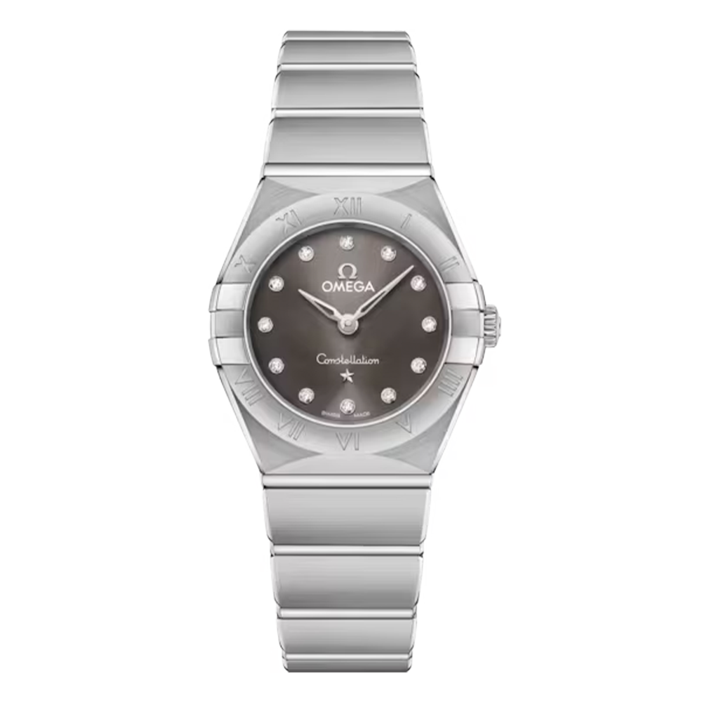 型番:131.10.25.60.56.001<br />
ケース径:25mm<br />
防水機能:30m<br />
ムーブメント:クォーツ<br />
<br />
<br />
価格:561,000円(税込)<br />
<br />
<br />
スタッフの一言:<br />
<br />
シックなダーク グレーのカラーリングを文字盤に採用したダイヤポイントのレディースモデル<br />
<br />
ケースとブレスレットに一体感のあるデザインはバングル感覚で着用できます<br />
<br />
知的な印象があり、お仕事をされている女性の方におススメしたい1本です<br />
<br />
<br />
お問い合わせやご予約などは、こちらをクリックしてください↓<br />
https://kobayashi-tokeiten.com/inquiryform/<br />
「グレッシブを見た」と型番などの記載もお願いします<br />
グレッシブ担当までご連絡いただけると、よりスムーズな対応をさせていただきます