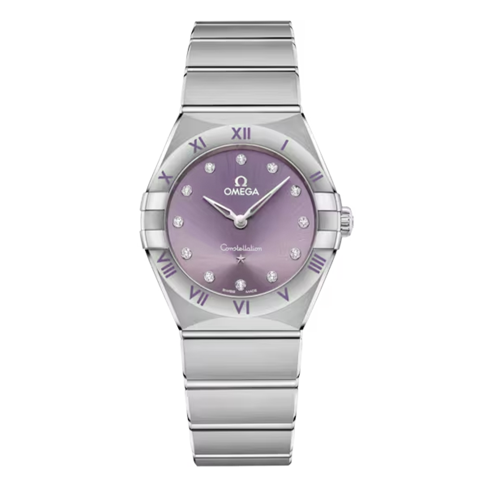型番:131.10.28.60.60.002<br />
ケース径:28mm<br />
防水機能:3気圧<br />
ムーブメント:クォーツ<br />
<br />
<br />
価格:616,000円(税込)<br />
<br />
<br />
スタッフの一言:<br />
<br />
文字盤とベゼルのローマ数字の部分をパープルで色付けた品の良い雰囲気のあるレディースモデル<br />
<br />
ケースとブレスレットに一体感のあるデザインはバングル感覚で着用できます<br />
<br />
知的な印象があり、お仕事をされている女性の方におススメしたい1本です<br />
<br />
<br />
お問い合わせやご予約などは、こちらをクリックしてください↓<br />
https://kobayashi-tokeiten.com/inquiryform/<br />
「グレッシブを見た」と型番などの記載もお願いします<br />
グレッシブ担当までご連絡いただけると、よりスムーズな対応をさせていただきます<br />