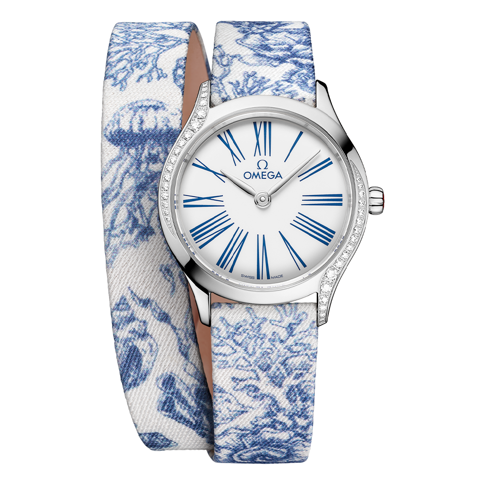 型番:428.17.26.60.04.001<br />
ケース径:26mm<br />
防水機能:3気圧<br />
ムーブメント:クォーツ<br />
<br />
<br />
価格:726,000円(税込)<br />
<br />
<br />
スタッフの一言:<br />
<br />
コンパクトなサイズとダイナミックなスタイルが、手首の上で目を引くモデル<br />
<br />
ストラップに海中の様子をブルーで描いたストラップが印象的なロング ストラップ仕様をしています<br />
<br />
ドレッシーなファッションに似合う時計をお探しの方におススメしたい1本です<br />
<br />
<br />
お問い合わせやご予約などは、こちらをクリックしてください↓<br />
https://kobayashi-tokeiten.com/inquiryform/<br />
「グレッシブを見た」と型番などの記載もお願いします<br />
グレッシブ担当までご連絡いただけると、よりスムーズな対応をさせていただきます<br />