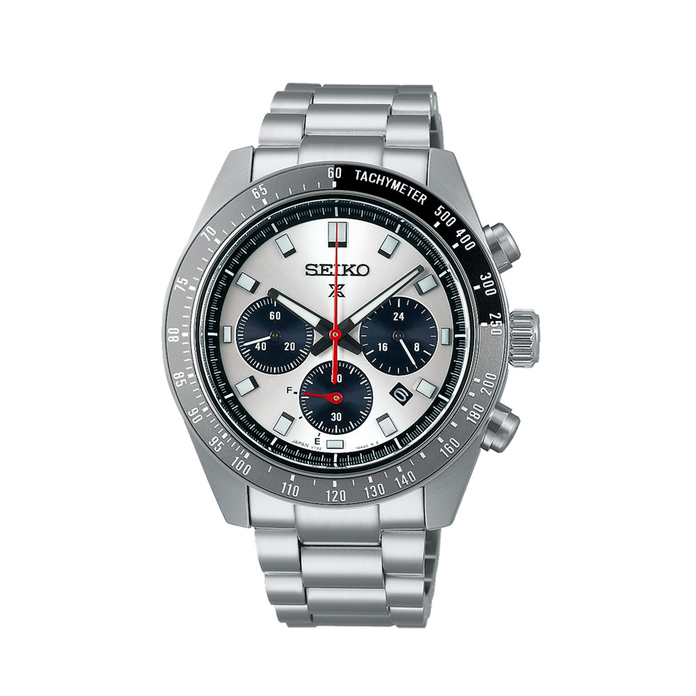 型番:SBDL095<br />
ケース径:41.4mm<br />
防水機能:50m<br />
ソーラー<br />
<br />
<br />
価格:103,400円(税込)<br />
<br />
<br />
スタッフの一言:<br />
<br />
60年代から70年代の「スピードタイマー」のデザインを継承したソーラー駆動タイプのクロノグラフ モデル<br />
<br />
クロノグラフとして人気の高いシルバー×ブラックの「パンダ文字盤」を使用した、ソーラー駆動のモデル。<br />
<br />
適度なサイズ感と人気の文字盤カラーは、特に20代の男性にはうってつけですよ。<br />
<br />
<br />
お問い合わせやご予約などは、こちらをクリックしてください↓<br />
https://kobayashi-tokeiten.com/inquiryform/<br />
「グレッシブを見た」と型番などの記載もお願いします<br />
グレッシブ担当までご連絡いただけると、よりスムーズな対応をさせていただきます