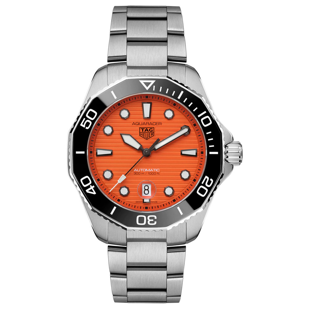 型番:WBP201F.BA0632<br />
ケース径:43mm<br />
防水機能:300m<br />
ムーブメント:自動巻き<br />
<br />
<br />
価格:495,000円(税込)<br />
<br />
<br />
スタッフの一言:<br />
<br />
大幅なデザイン変更がされ、より装着感の良いダイバーモデルへと進化したモデル<br />
<br />
メタリックな重厚さを楽しめるデザインはカッコよさを感じることが出来ます<br />
<br />
大胆なオレンジカラーの文字盤は、視認性の向上だけでなくファッション性を高める効果があります<br />
<br />
お問い合わせやご予約などは、こちらをクリックしてください↓<br />
https://kobayashi-tokeiten.com/inquiryform/<br />
「グレッシブを見た」と型番などの記載もお願いします<br />
グレッシブ担当までご連絡いただけると、よりスムーズな対応をさせていただきます<br />