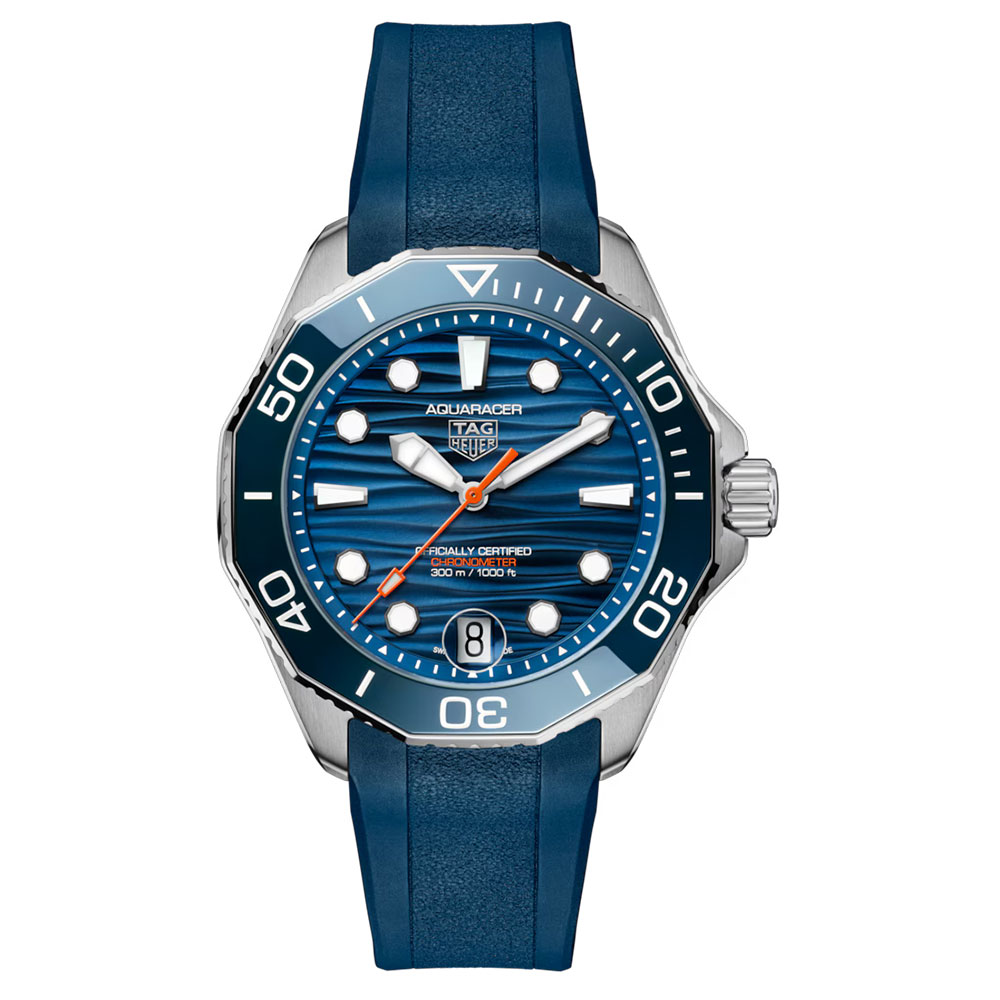 型番:WBP5111.FT6259<br />
ケース径:42mm<br />
防水機能:300m<br />
ムーブメント:自動巻き<br />
<br />
<br />
価格:550,000円(税込)<br />
<br />
<br />
スタッフの一言:<br />
<br />
波模様を文字盤に施した、深みのあるブルーが印象的なダイバーズモデル<br />
<br />
立体的な文字盤にアクセントとなるオレンジの秒針があることで、動きのコントラストを楽しむ事が出来ます<br />
<br />
スポーティーなファッションに似合う時計をお探しの方におススメしたい1本です<br />
<br />
<br />
<br />
お問い合わせやご予約などは、こちらをクリックしてください↓<br />
https://kobayashi-tokeiten.com/inquiryform/<br />
「グレッシブを見た」と型番などの記載もお願いします<br />
グレッシブ担当までご連絡いただけると、よりスムーズな対応をさせていただきます<br />